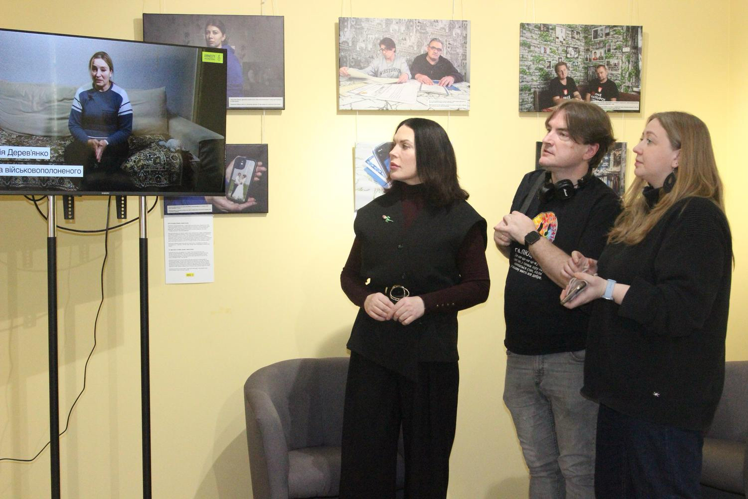 «Оглушлива тиша»: у Вишгороді відкрили фотовиставку про українських військовополонених